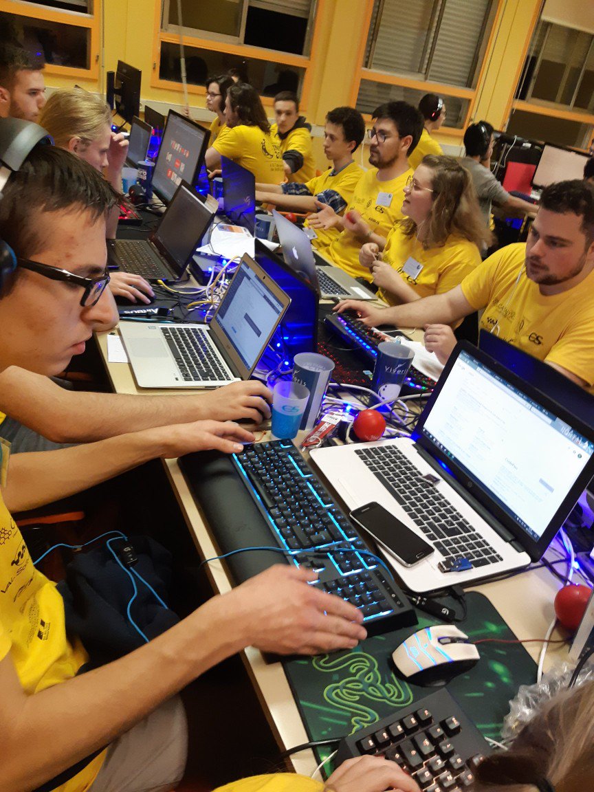 NotAnotherName1's tweet photo. Une équipe bien concentrée en ce début de #nuitinfo ! #DefiJobOpp cc @JobOpportunIT_ https://t.co/34e4woJMKH