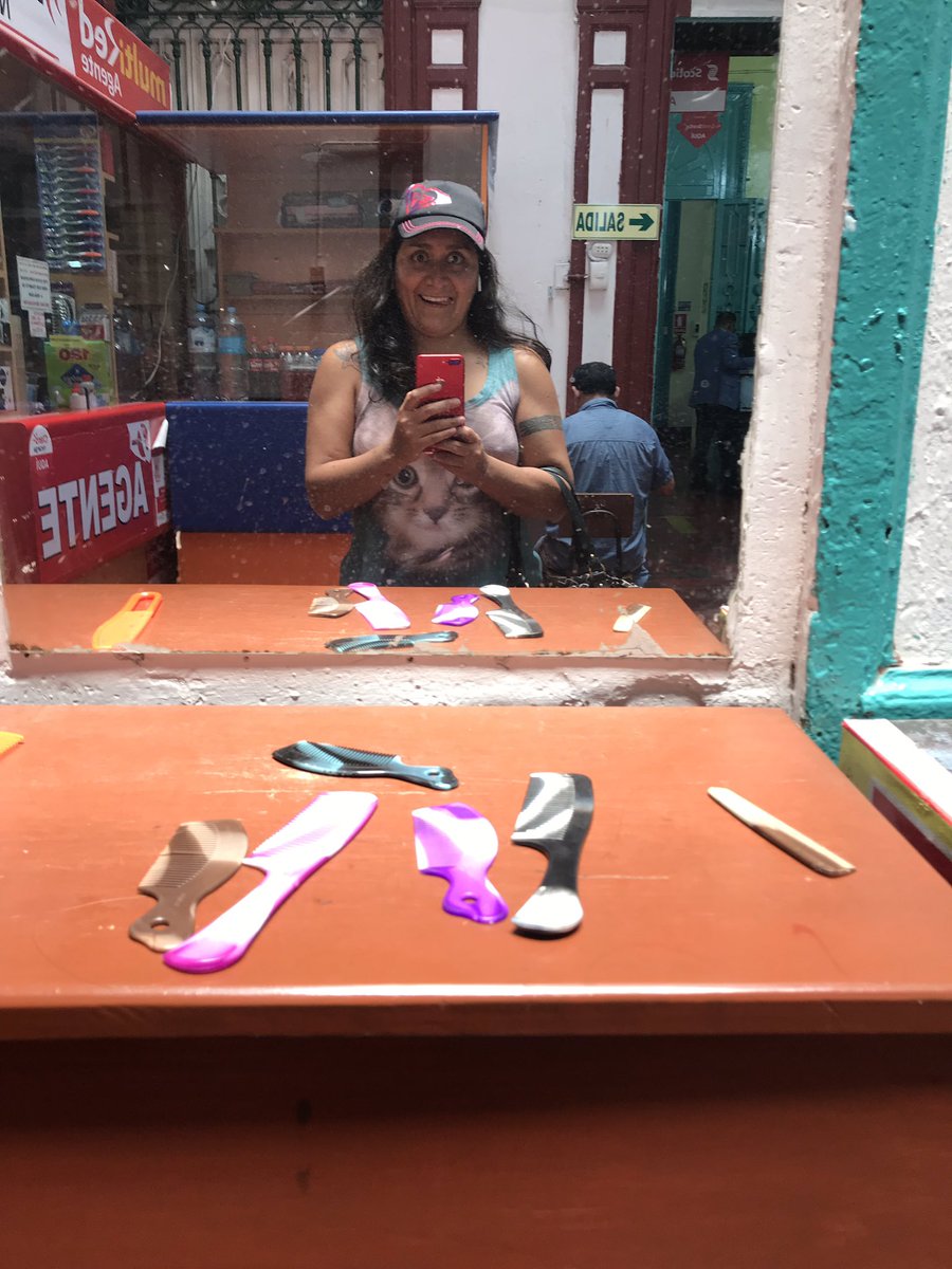 VIRGUIT's tweet photo. Baños del centro de lima #JamásEntres pero es una experiencia bastante inclusiva jajajaja en serio se peina la gente alucinen jajajaj @PatriciaArata mira esto es perfecto para mandar a cierta #FBIM https://t.co/EJkPbYyCGa