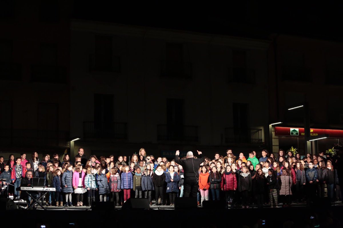 festivalveus's tweet photo. Que bé que ha sonat La Primera Nadala de l’any, acompanyats de la Laura Simó! Un luxe escoltar totes aquestes veus cantant plegades! Fotos: @MartiAlbesa #FestivalVeus https://t.co/1aFP7Qr7j1