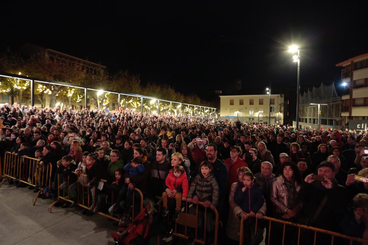 festivalveus's tweet photo. Que bé que ha sonat La Primera Nadala de l’any, acompanyats de la Laura Simó! Un luxe escoltar totes aquestes veus cantant plegades! Fotos: @MartiAlbesa #FestivalVeus https://t.co/1aFP7Qr7j1