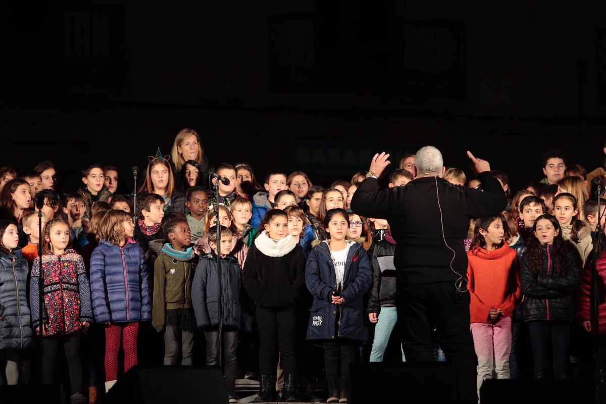 festivalveus's tweet photo. Que bé que ha sonat La Primera Nadala de l’any, acompanyats de la Laura Simó! Un luxe escoltar totes aquestes veus cantant plegades! Fotos: @MartiAlbesa #FestivalVeus https://t.co/1aFP7Qr7j1