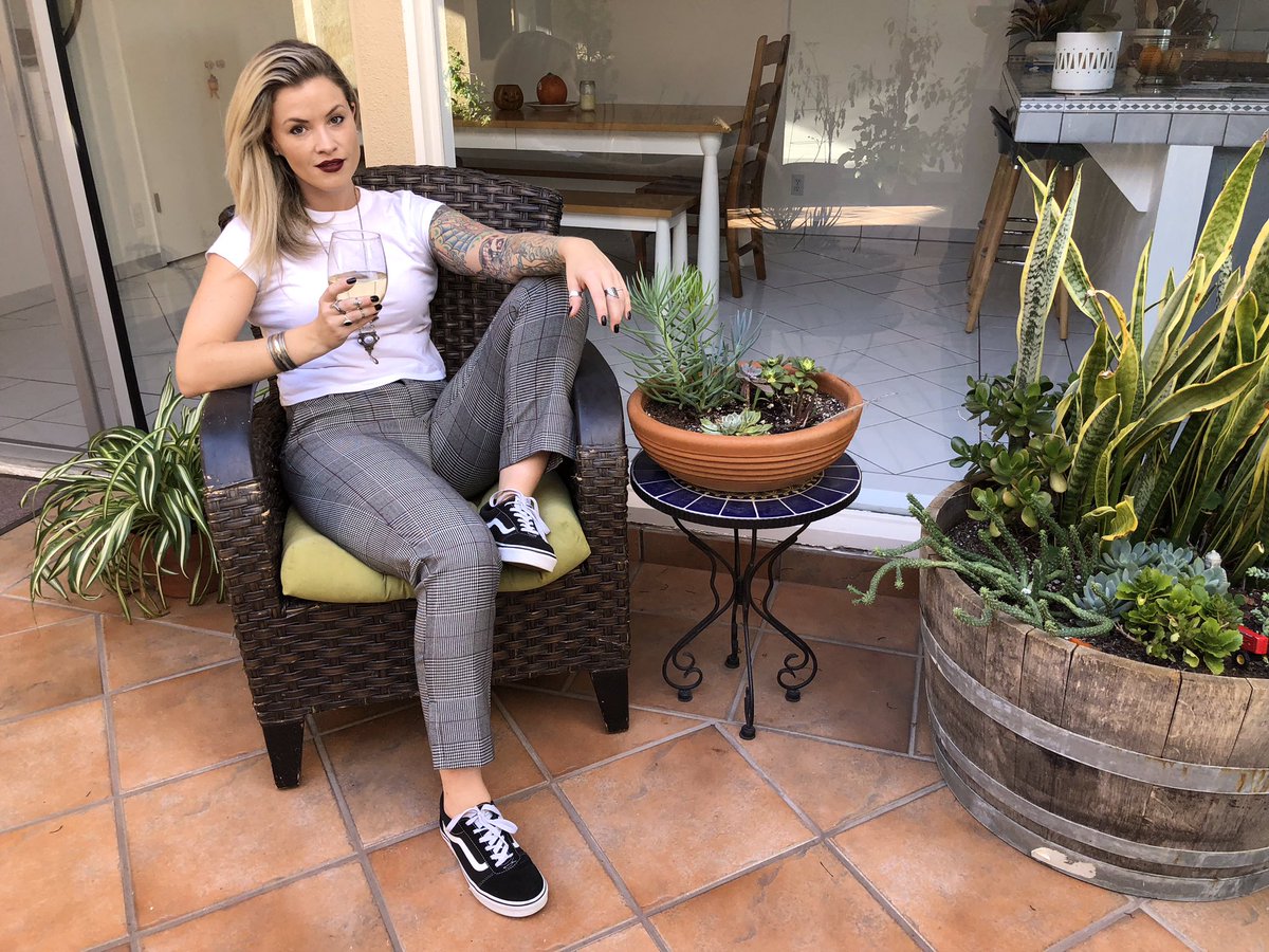ImSarahRice's tweet photo. I’ll be enjoying the two-drink minimum at Club Braincandy tonight as we watch the FINAL EPISODE of #thechallengefinalreckoning! And if this episode is anything like the last, I’ll need it!! #somuchdrama!! I can’t wait!! Join us today at 👉2pm pst. at https://t.co/l6RJgCIEyH ! https://t.co/VvN77SQE7Z