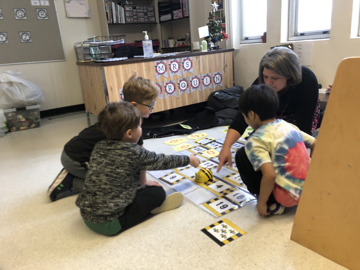 Sttheresa_rcsd's tweet image. Beebots coding in Grade 1 Guided Math. #hourofcode @RCSD_No81 @95teachStacey #codingmath