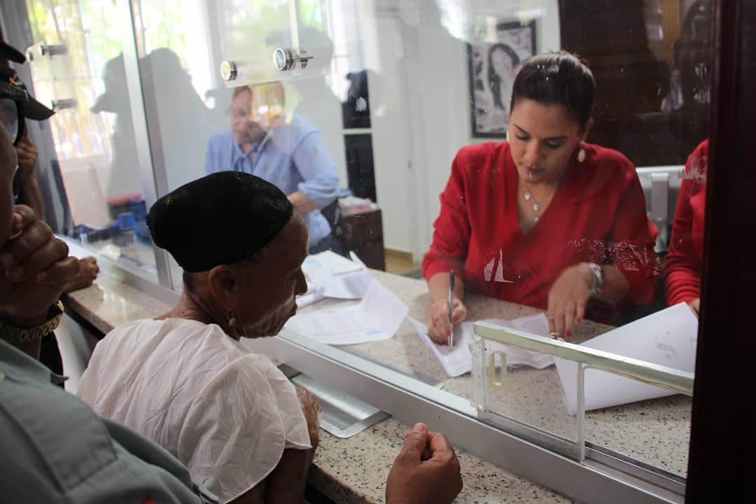 AlcaldiaHiguey's tweet photo. Con alegría y satisfacción del deber cumplido la alcaldesa, Karina Aristy, entregó en el día de hoy el Salario 13  a los colaboradores de la Alcaldía que con mucho esmero y dedicación todo este año 2018 realizaron labores significativas  a través de los diferentes departamentos. https://t.co/O8lVnnoeCK