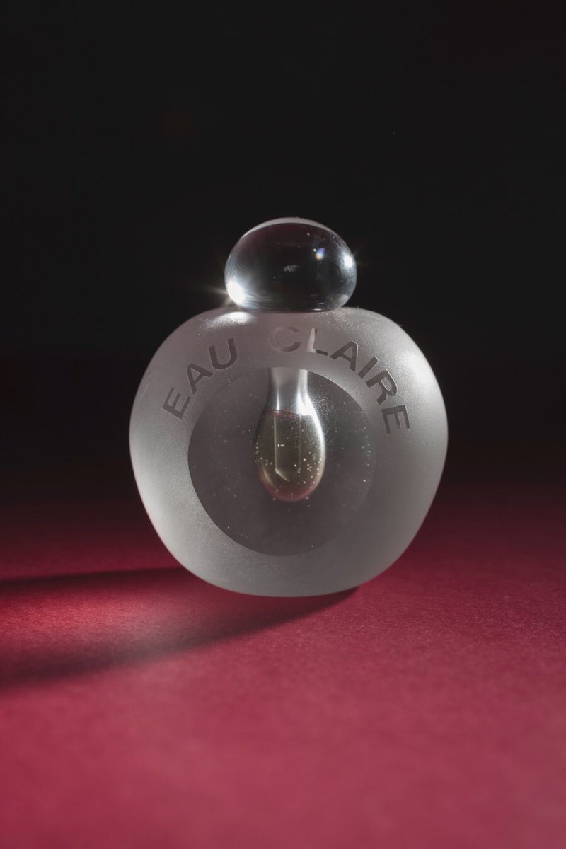 TheRyderProject's tweet image. Clara Ursitti, Eau Claire (1992/1993)
Hand blown glass bottle with the artist’s scent. Unique. Currently shown here: theryderprojects.com/exhibitions/th…
