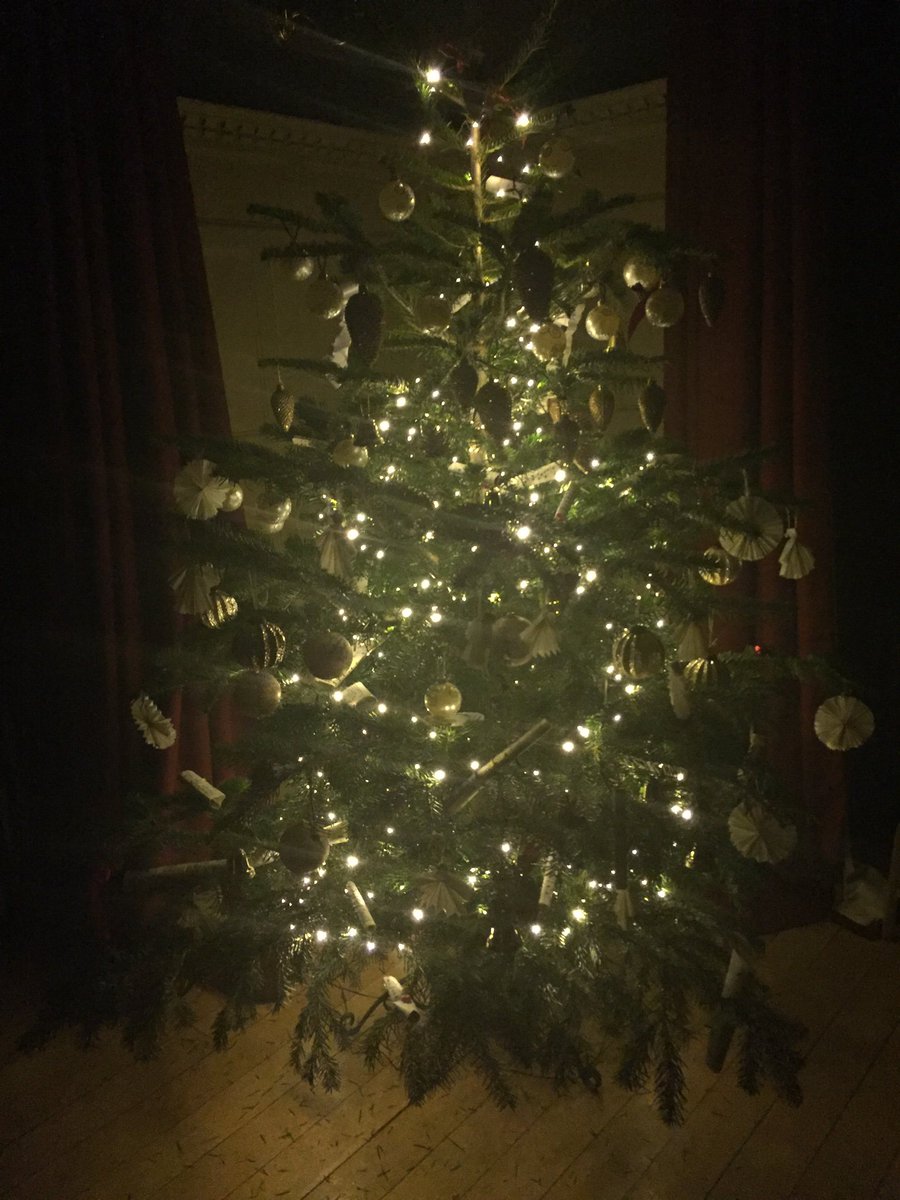 HelenHFortyhall's tweet photo. Had a bit of a mobile data issue today... but here’s the Great Hall Christmas tree @Forty_Hall. Thanks to our Victorian ladies in their wonderful costumes for dressing it this morning! Come and see it soon. #Christmas     #Enfield https://t.co/766MR27oDr