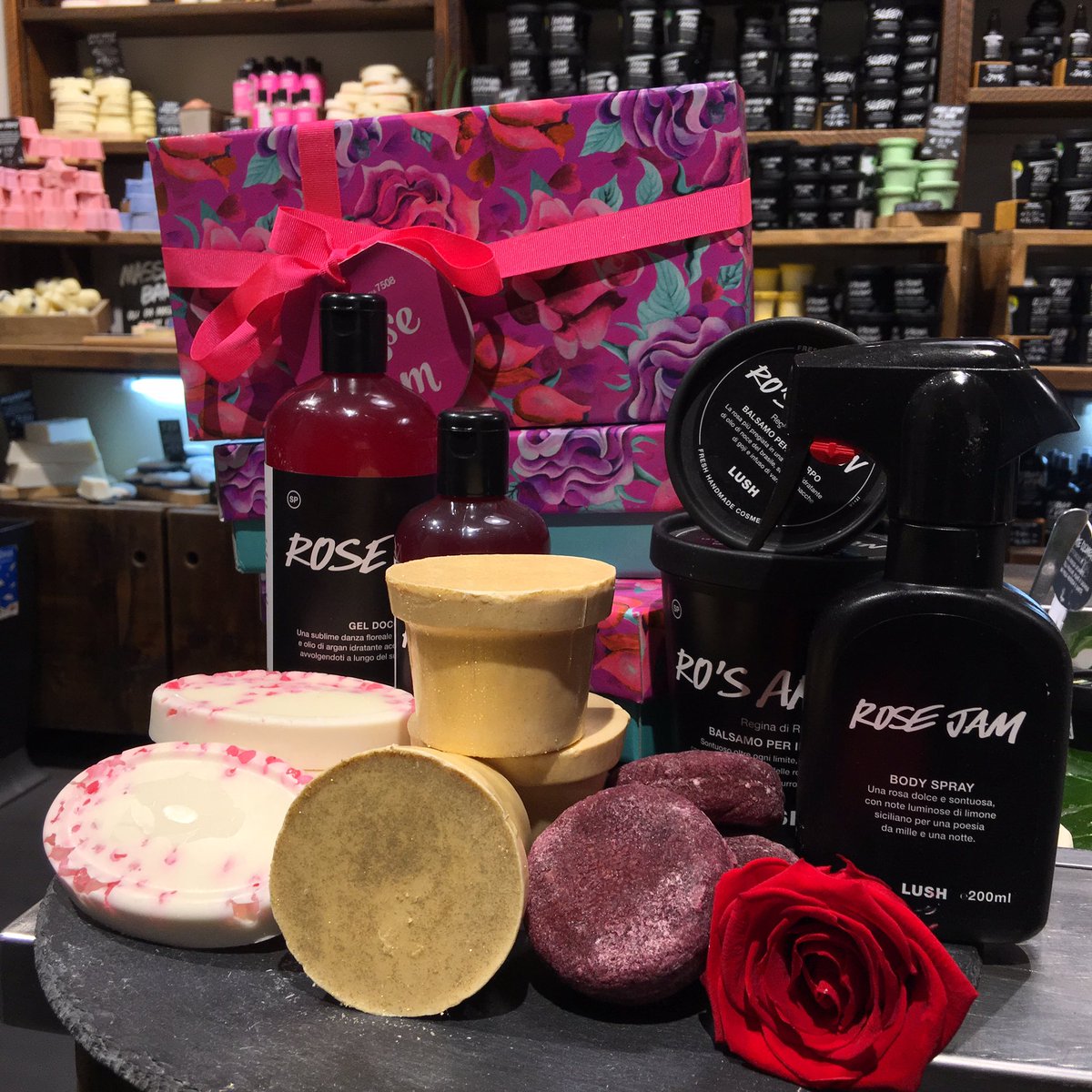 LushNapoli's tweet photo. Non vorrai più smettere! Lasciati sopraffare dalla raffinata essenza assoluta di rosa e dai suoi mille benefici. Scegli il kit Ro’s Argan per regalare o regalarti il meglio questo Natale #lush #lushnapoli #lushitalia https://t.co/sgcEoSkr0w