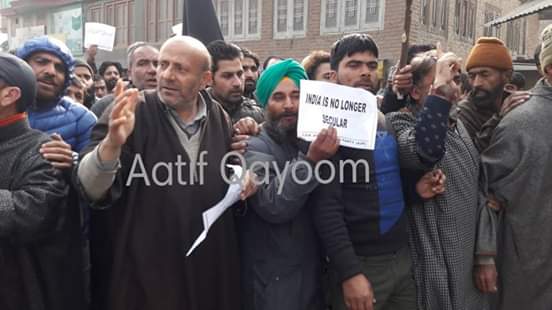 AfaaqGardezi's tweet photo. All the constitutional erosion in #Kashmir has done by farooq abdullah and his father', no individual or organisation is responsible for gun culture in Kashmir : @mlalangate while protesting at Handwara.
#FreeKashmir
#FakeSecularState https://t.co/eezAW93wcG