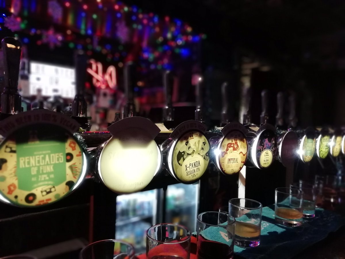 cambbluemoon's tweet image. The  @brewyorkbeer  takeover is in full swing! Thank you @PintShop for coming to our rescue with spare couplers! Thanks to @calverleysbrew and @ThirstyCamb for offering too! 
@reggaekitchen88 will be serving a vegan menu tonight!! #craftbeer #publove #community #meetthebrewer