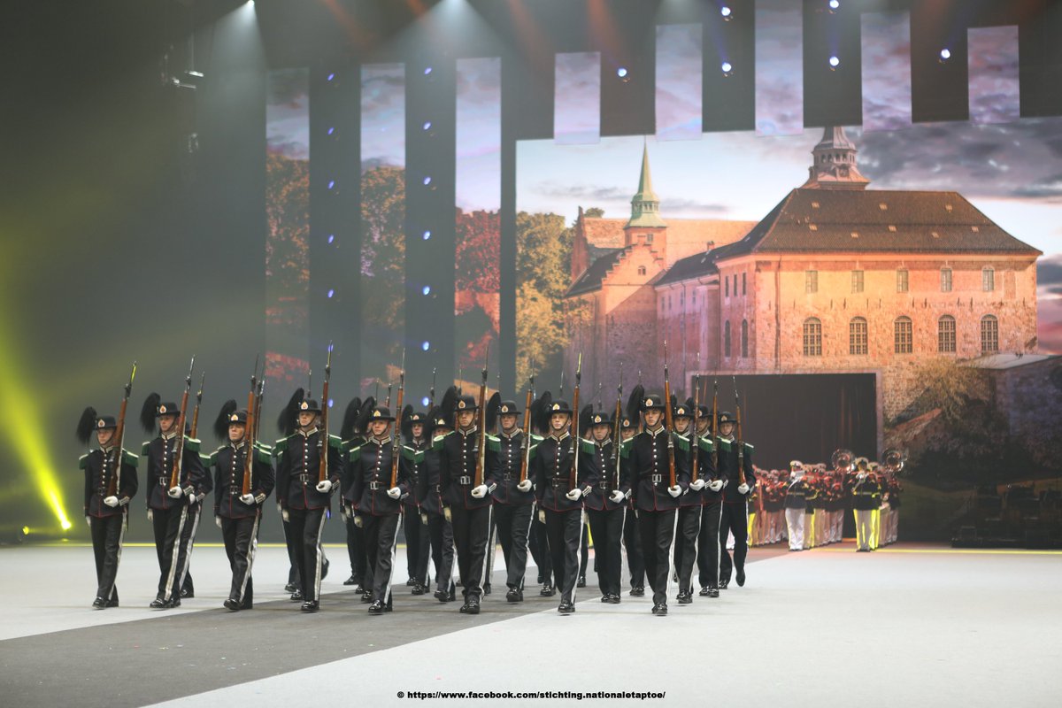 Foto gemaakt tijdens de Nationale Taptoe 2018 met op de foto het Drillteam van Hans Majestet Kongens Garde uit Noorwegen en de Marinierskapel der Kon. Marine
Kaarten voor de Nationale Taptoe 2019 kunnen worden besteld via de site van de Nationale Taptoe. nationaletaptoe.nl