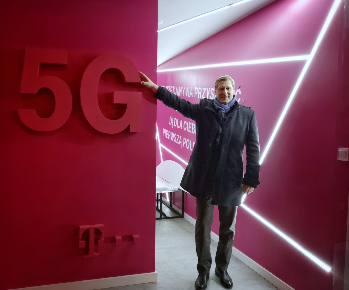 Myli się ten, kto sądzi, że w tym tygodniu o #5G wiele więcej świat się nie dowie:) Nasz szef - A. #Maierhofer wszystko przetestował osobiście i choć jeszcze dopinamy niektóre elementy na ostatni guzik, mamy #fokaakceptacji;) #telekomwall #teammagenta A jutro - ...:)