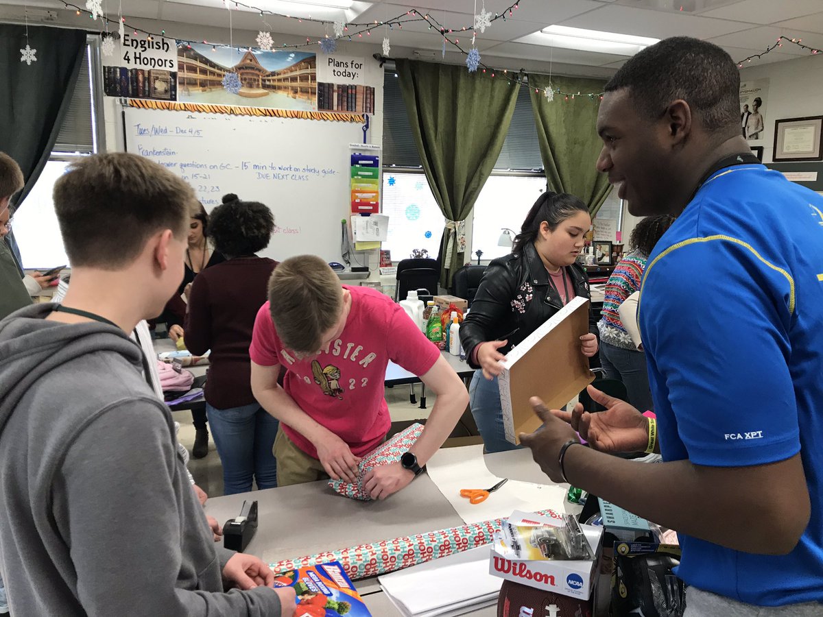 MrsJacksonDFHS's tweet photo. Teacher Cadets @dutchforkhigh have adopted 2 families and are getting in the spirit of giving. We are in the business of growing minds AND ❤️’s in @LexRich5Schools ! #PrideIn5  @dfteachercadets https://t.co/RydxPwlFvD