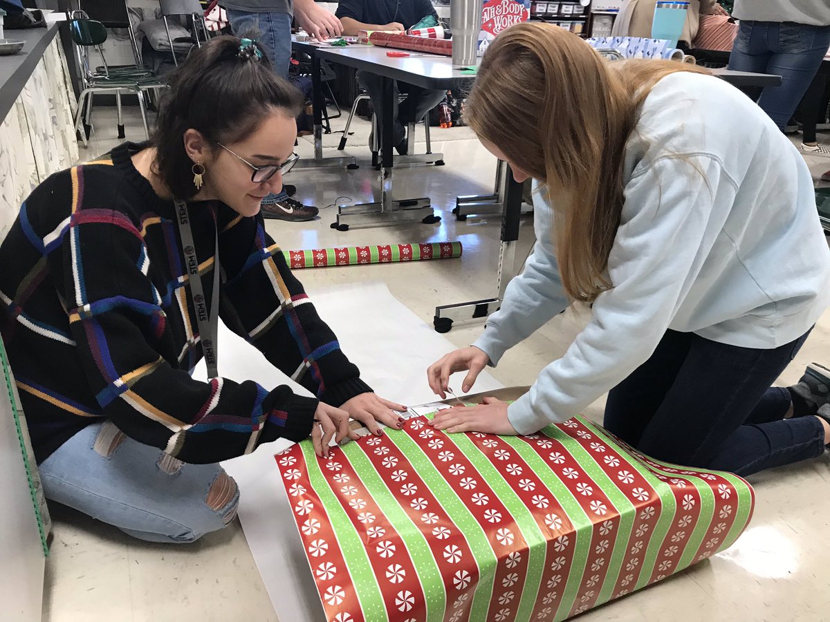 MrsJacksonDFHS's tweet photo. Teacher Cadets @dutchforkhigh have adopted 2 families and are getting in the spirit of giving. We are in the business of growing minds AND ❤️’s in @LexRich5Schools ! #PrideIn5  @dfteachercadets https://t.co/RydxPwlFvD
