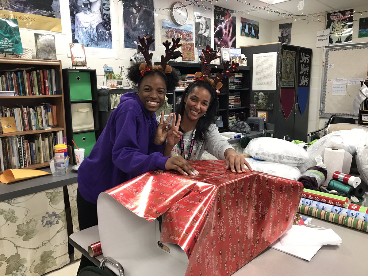 MrsJacksonDFHS's tweet photo. Teacher Cadets @dutchforkhigh have adopted 2 families and are getting in the spirit of giving. We are in the business of growing minds AND ❤️’s in @LexRich5Schools ! #PrideIn5  @dfteachercadets https://t.co/RydxPwlFvD