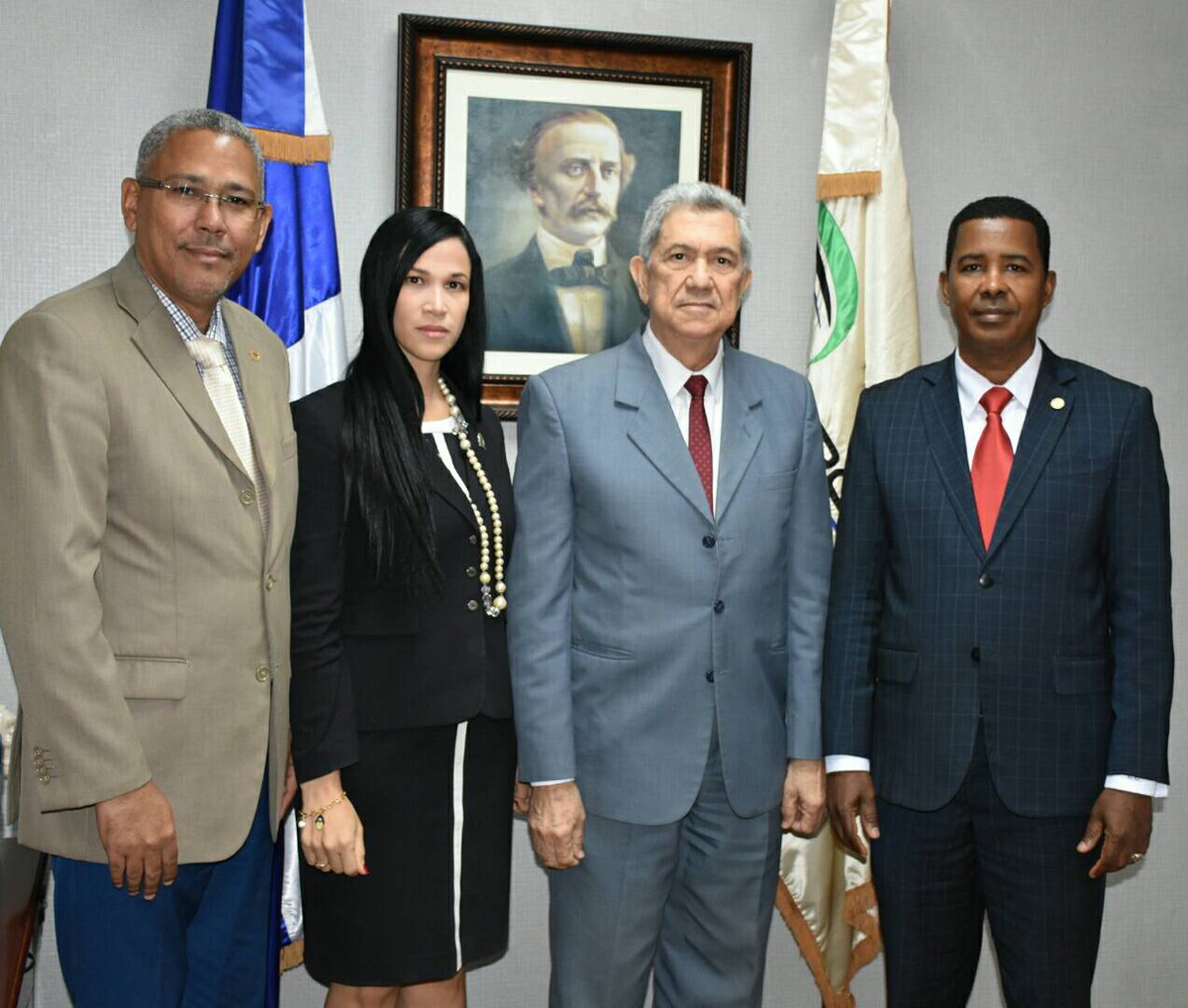 CodiaCentral's tweet photo. #CodiaInforma #CodiaVisita

El Arq. @gomdis  y el Ing. @dionisionavarro , Pte. y Sec. Gral. del #CodiaRD, visitan en su despacho, al Lic. @escoto_mariano , Dir Gral. del Centro de Capacitación  en Política y Gestión Fiscal del Ministerio de Hacienda @CAPGEFIRD . https://t.co/9jELXGyQgP