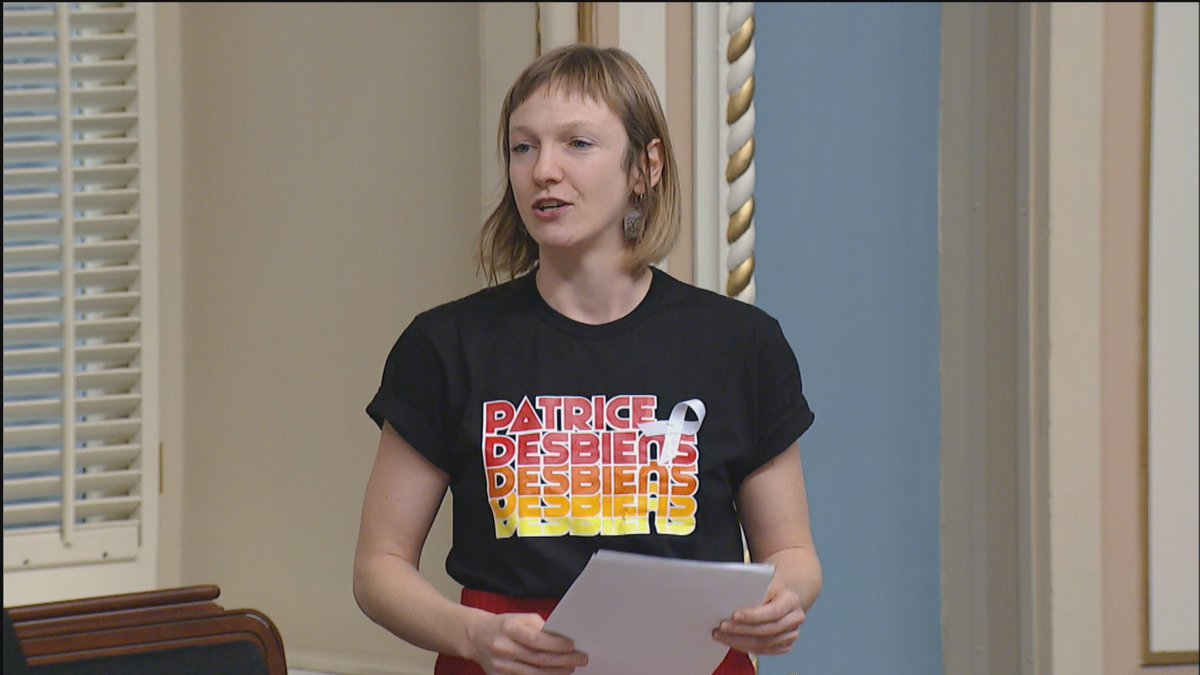Dans le registre tapis rouge à l'#Assnat : intervention de Catherine Dorion #QS au Salon bleu avec un t-shirt de Patrice Desbiens. Provocation ou solidarité avec les Franco-ontariens? #polqc #onpoli #poesie