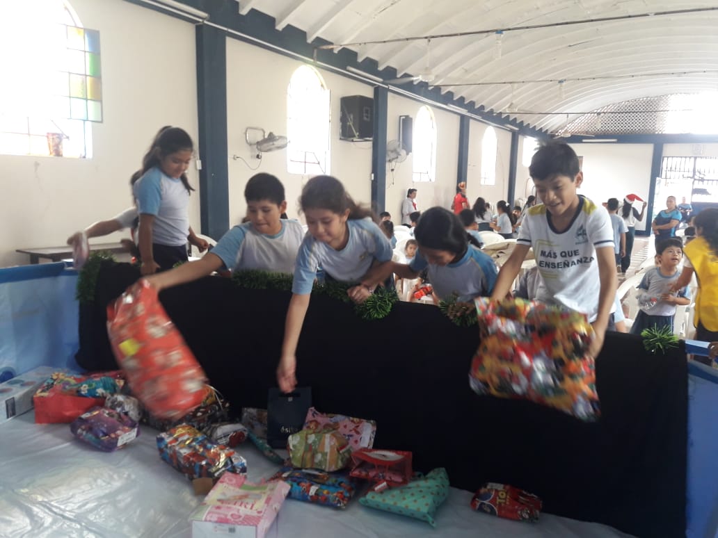 prete_edwin's tweet photo. Los alumnos del Colegio Adventista Bagua comprometidos con el evento "Más Amor en Navidad" #UPN #MPN #ASEANORTE
#PodemosHacer+ https://t.co/NrlMZ1yAq9