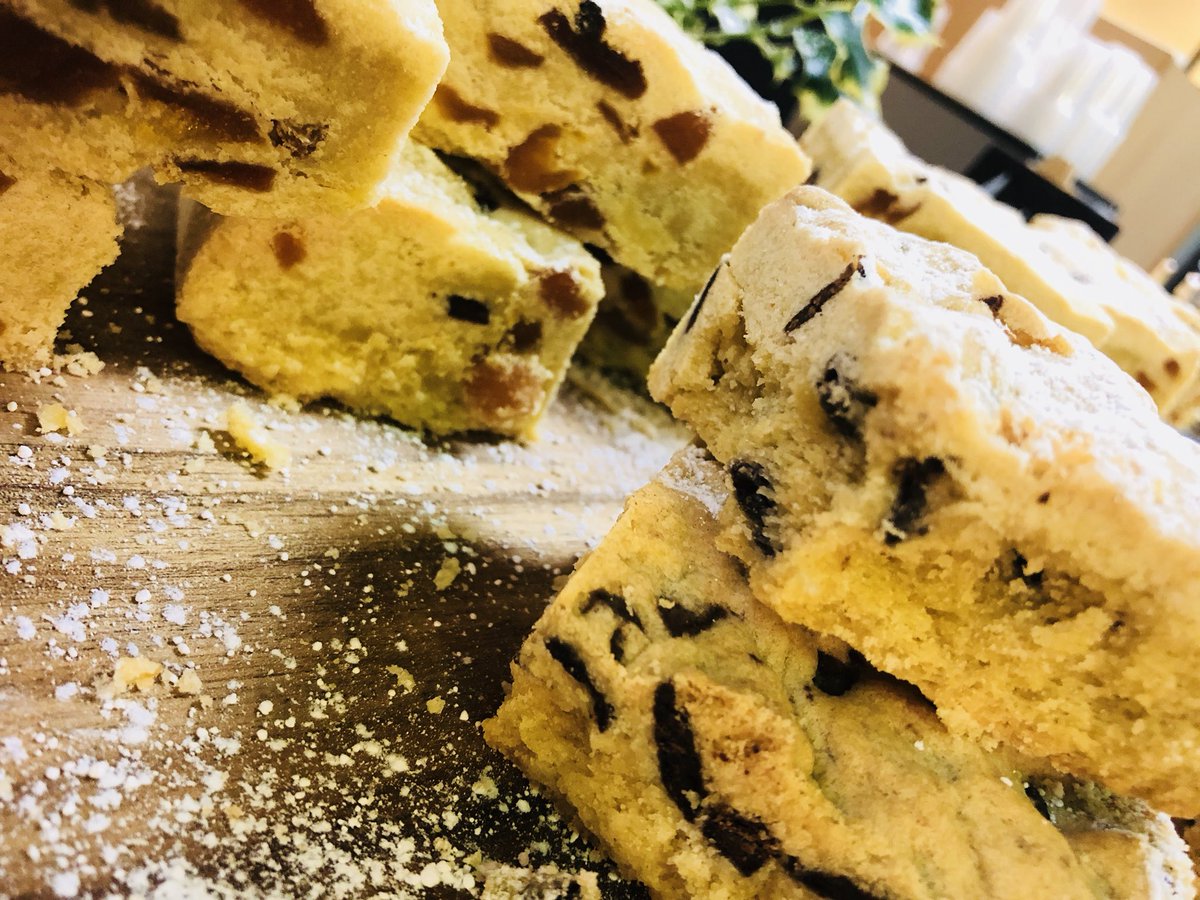 caterlinkWUC's tweet photo. Modern bakery today, apricot and chocolate shortbread and chocolate flapjack 😍🤤 #chocoholic @MStreeting @caterlink_ltd https://t.co/Ie5SvYMoay