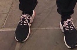LiamPArgentina's tweet photo. 📸| Nueva foto de Louis con una fan hace unos días. ESTÁ EN PUNTITAS DE PIE CON EL PIE DERECHO.❤️ https://t.co/4rAMI1tvrF