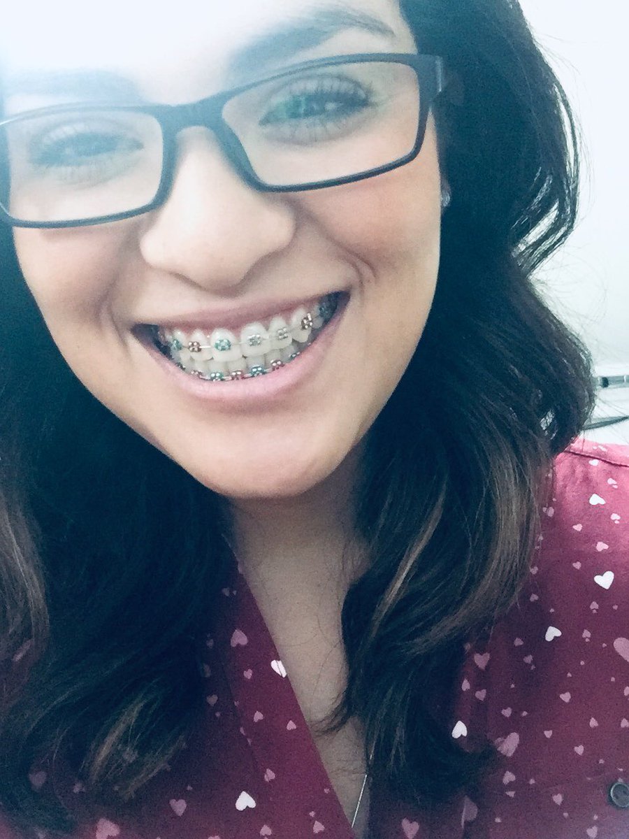 denise_castle12's tweet photo. #FelizJueves #Melomerezco
Feliz felizzzz con el trabajo que ha hecho mi dentista!!! 🦷 😬
💯 recomendada!!! 👌🏼
#brackets #ortodoncia #colores #ligas #buenobonitoybarato #bracketsmile #navidad 😃❤️💚 https://t.co/1f5fmiewnJ