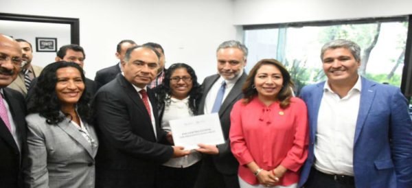 DiarioPoniente's tweet photo. Gobernador guerrerense presenta propuesta financiera a diputados federales https://t.co/VIFhH5JkOL https://t.co/kzt4yVb1Ag