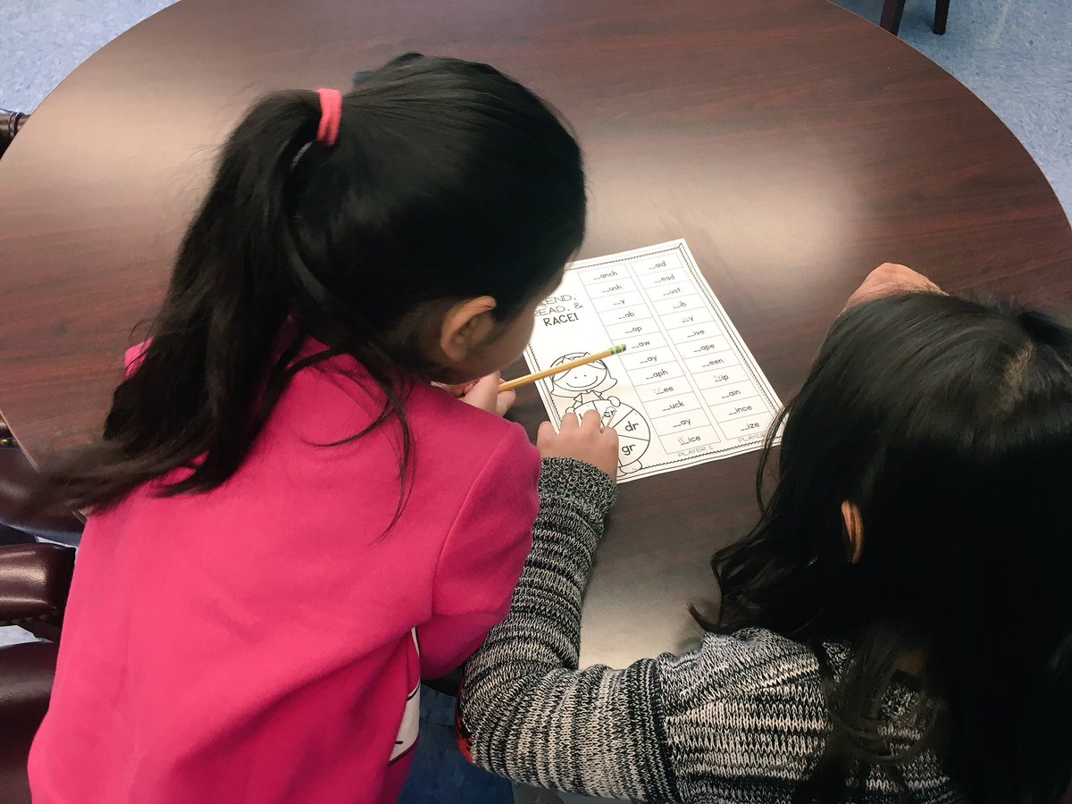 MsSilverman_'s tweet photo. Game day was a BLast! We used CLips to help GRow our BRains! We did a GReat job PRacticing our BLending skills! Can you tell which BLends we used in our game?! 🤩🤩 @parkwayschoolem @emeadowschools #emschool #wordstheirway https://t.co/VQ7QA8yWeT