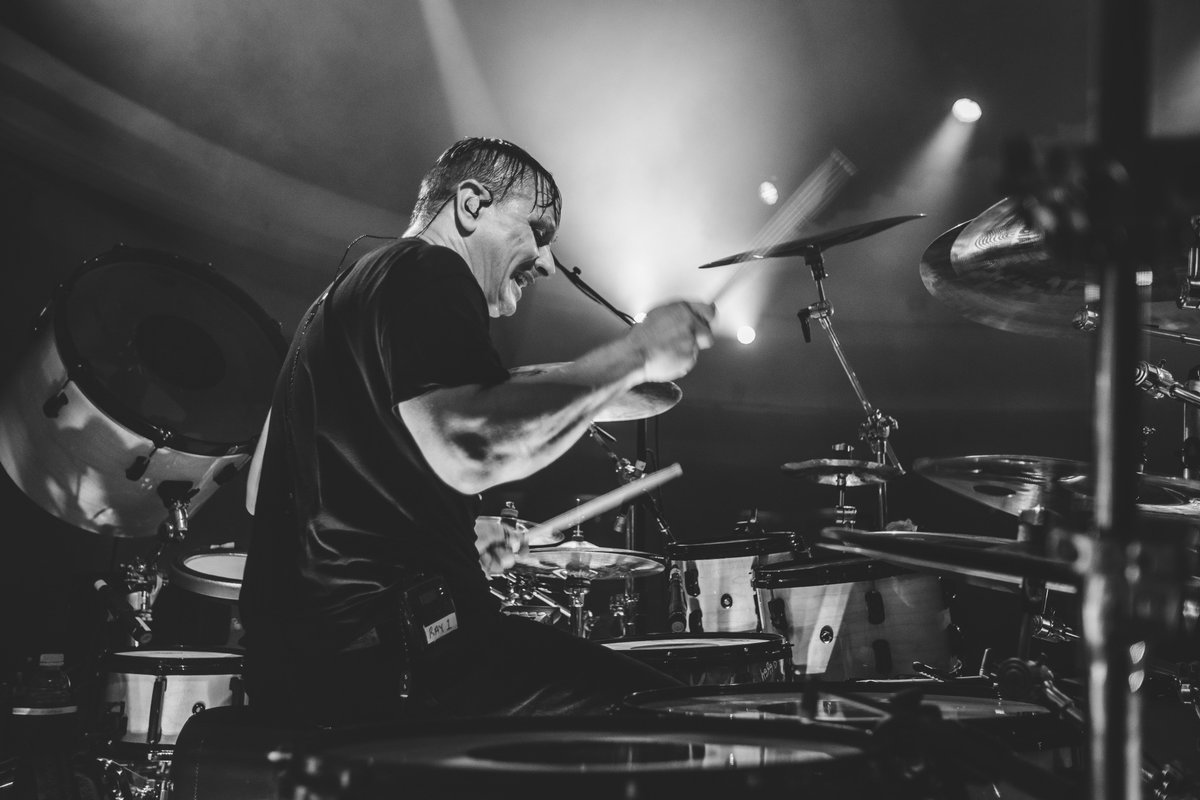 Korn's tweet photo. 09.13.18 | Hollywood, CA. @RayLuzier.

Photo: @ShaunVizzy https://t.co/uAzTbQDipB