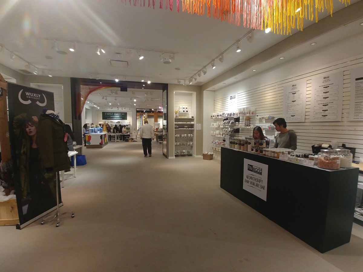 coopsheridan's tweet image. Amazing Experiential Learning for the #SheridanCollege Visual Merchandising Students. #WILMatters #SquareOne #HolidayMarket