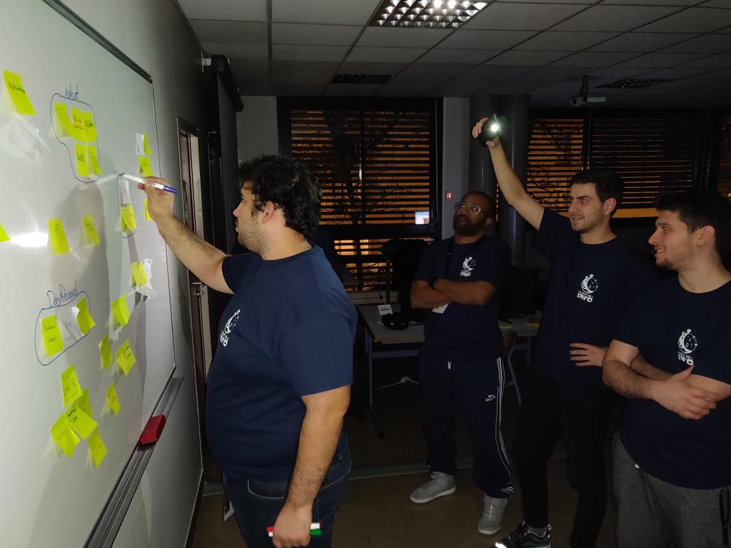 cheu94's tweet image. Rien ne les arrête, même les coupure de courant ! #nuitinfo #codingstones