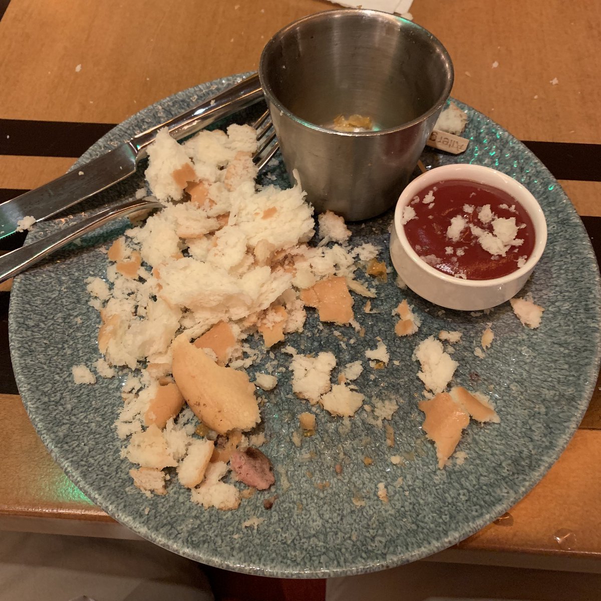 sonofshirt's tweet photo. Had a burger at the Wave Restaurant in the Contemporary Resort @WDWToday GF Bun from @udisglutenfree started crumbling as soon as I started eating.  I think more ended up on my plate than in my mouth.  Much prefer the pillowy buns that actually stay together from @localovengfree https://t.co/HfdJ2Deyjw