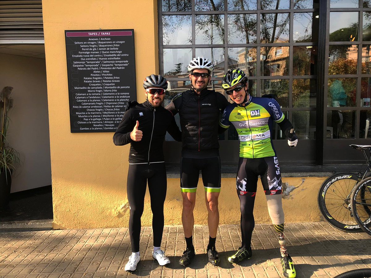 daninafria's tweet photo. Suerte de la pausa para el café...
Salida a cuchillo parte solo, parte con estos dos cracks para acabar sumando 100km y 1000m+ (ni hecho adrede lo clavo!) https://t.co/6miQHuxA6u