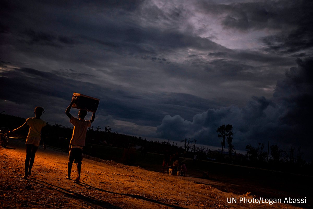 unep_espanol's tweet photo. Las enfermedades y muertes relacionadas con un clima extremo aumentarán en los próximos años si no somos más resilientes. 
El Informe sobre la Brecha de Adaptación 2018 lanzado hoy en #COP24 pide más inversiones y políticas para prepararnos mejor. https://t.co/ZHGcGUMae3 https://t.co/Ocw94pGO2x