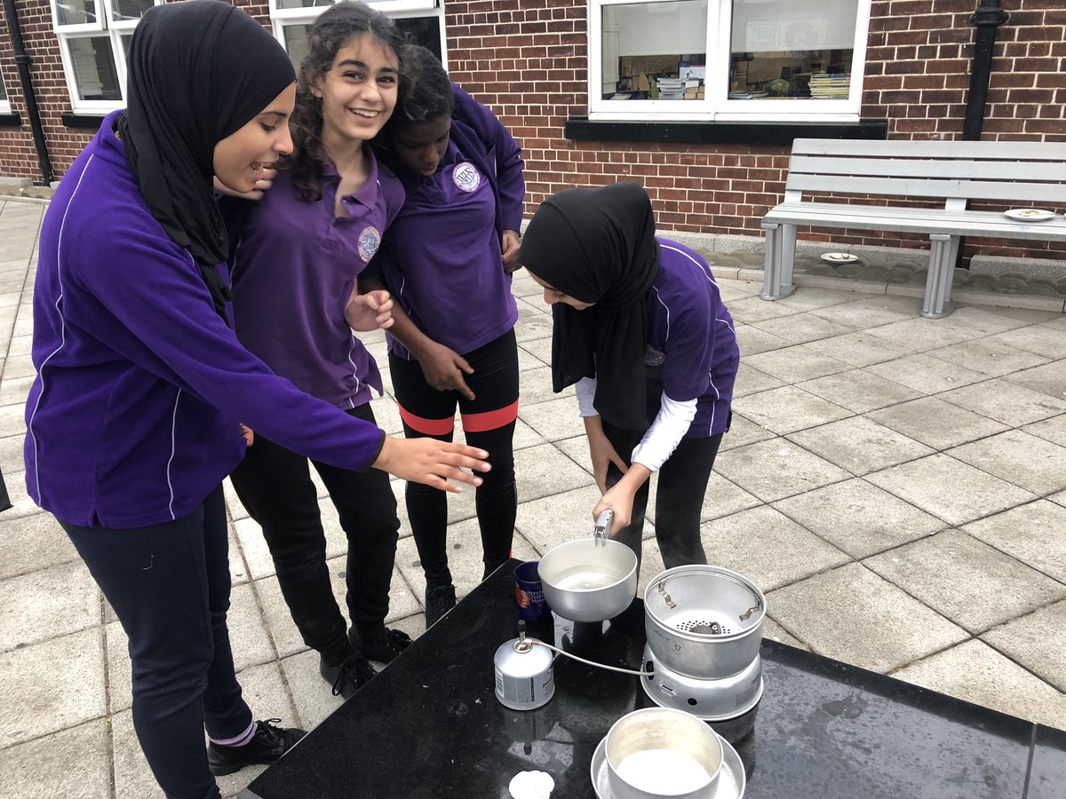 wrhs1118_PE's tweet image. Its #DeepLearningDay for our year 8 students becoming @DofE cadets ! A day of navigation, equipment prep, cooking and tent building ready to tackle Bronze award in year 10 💪 Great effort girls ! #proud #TeamWRHS