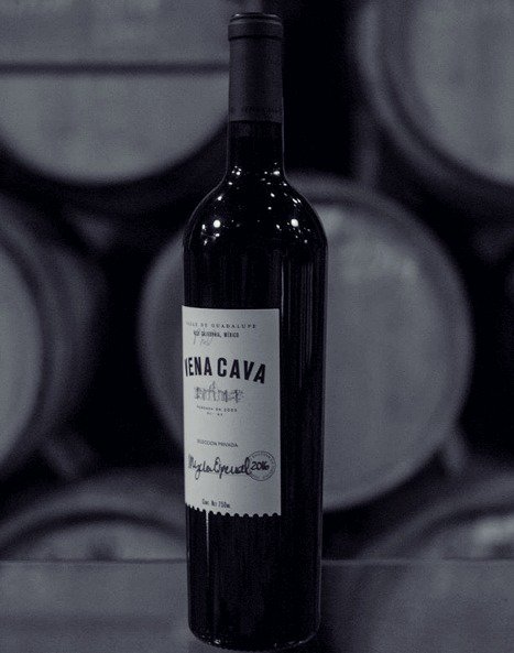 La mezcla de Syrah, Cabernet Sauvignon, Petit Syrah, Zinfandel y Grenache dan como resultado a #BigBlend 2016, el vino ganador de <a href="/venacavavinos/">Vena Cava Vinos</a> en la edición de este año de la cata a ciegas de #RevistaCAVA. ¿Qué esperas para probarlo? 😌 #PasiónPorLoMexicano