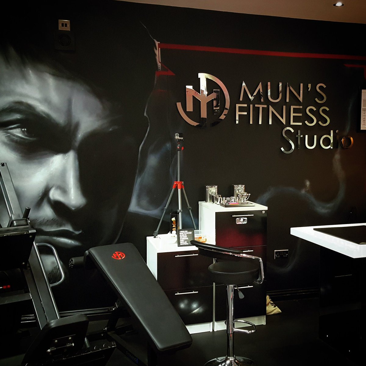 MunHirasFitness's tweet photo. Having an evening of winter cleaning in the studio. Love that feeling of training in a nice fresh gym. Floors mopped, mirrors polished and worktops dusted. Booom!!!
#personaltrainermun https://t.co/0rvXlzHwxk
