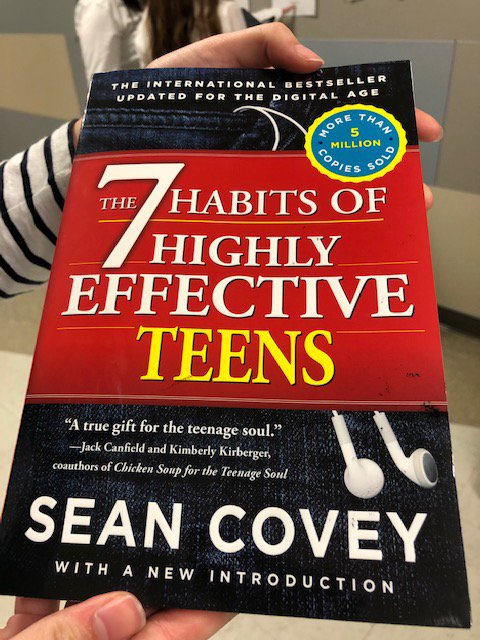 hebron9th's tweet image. Students in @MsBarkerTweets work on producing video lessons after reading 7 Habits of Highly Effective Teens #Hebron9 #StudentExperience #LifeApplication