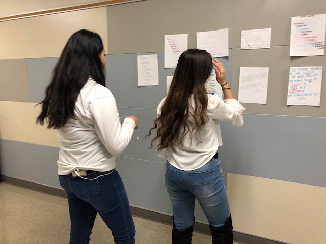 hebron9th's tweet image. Students in @MsBarkerTweets work on producing video lessons after reading 7 Habits of Highly Effective Teens #Hebron9 #StudentExperience #LifeApplication