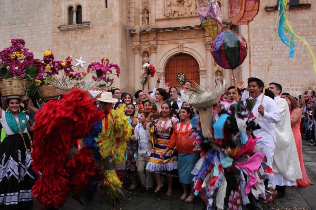 osoriojua's tweet photo. Grandes escenas en el bello Oaxaca en #MiMaridoTieneFamila2 para ustedes nuestros seguidores 8:30 https://t.co/sMW3KHnXdP