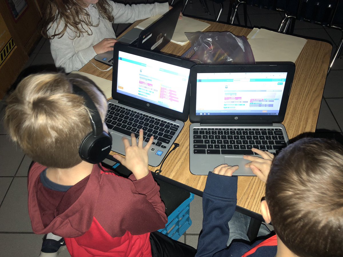 KBarryin3's tweet photo. Hour of Code #SESSharks https://t.co/u7Vzda4kNf