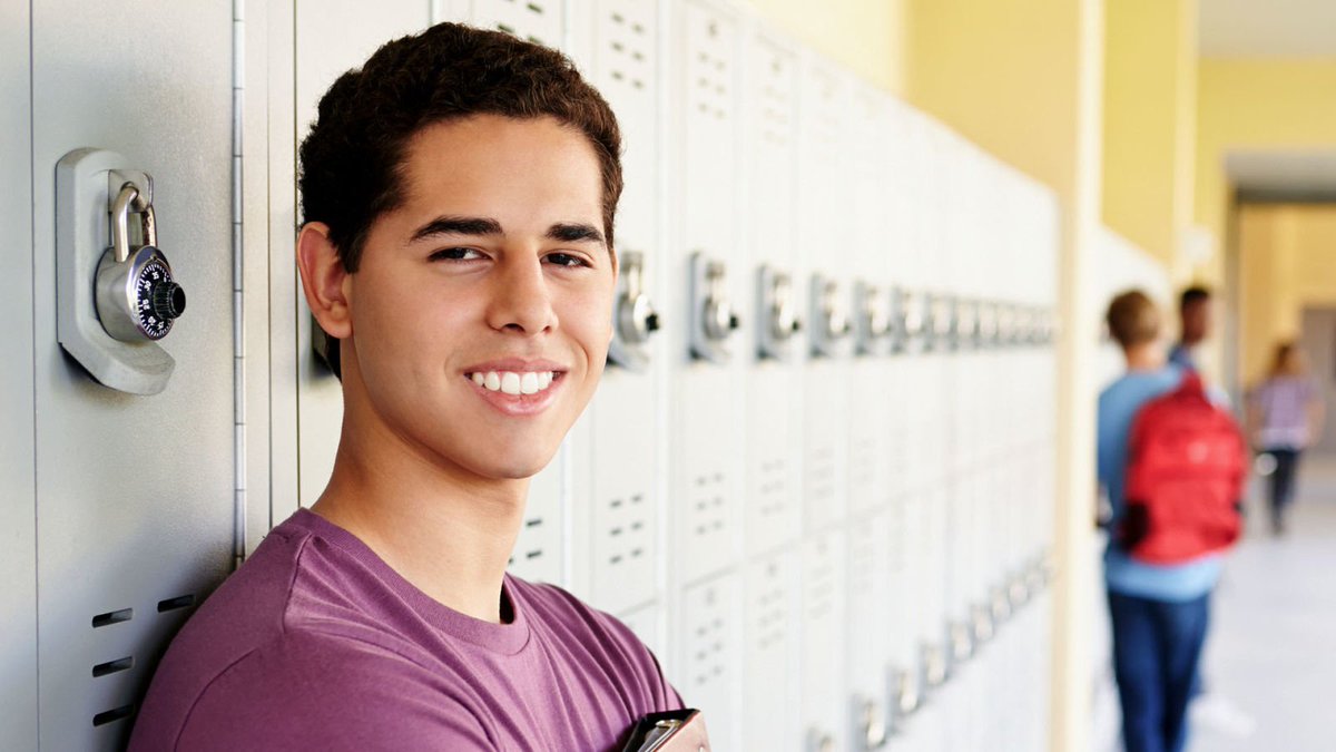 Return Of The Fucking King: This College Freshman Poked His Whole Head Into His Old AP Lit Teacher's Room Right In The Middle Of Class clckhl.co/rGoJipS