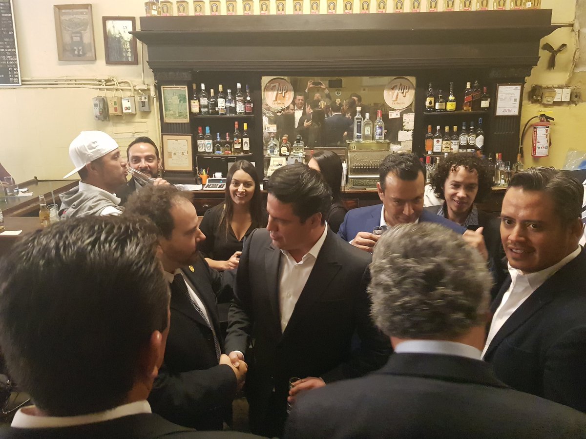 eliseomora's tweet photo. LA ÚLTIMA Y NOS VAMOS! Después de la ceremonia de toma de protesta de @EnriqueAlfaroR, el ahora ex gobernador @AristotelesSD, acudió a la Cantina #LaFuente a brindar con amigos y algunos líderes de cúpulas empresariales. #Transicion2018 @informador https://t.co/FnjMJ6EgsL
