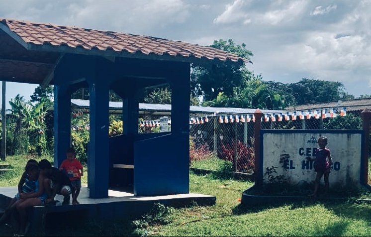 RNIPanama's tweet photo. Revisando el funcionamiento de la Red en el Centro Educativo Básico General El Hicaco, mientras la comunidad lo usa #conéctate #InternetParaTodos #InternetGratis @InnovacionPma https://t.co/RyiSLPK9Cu