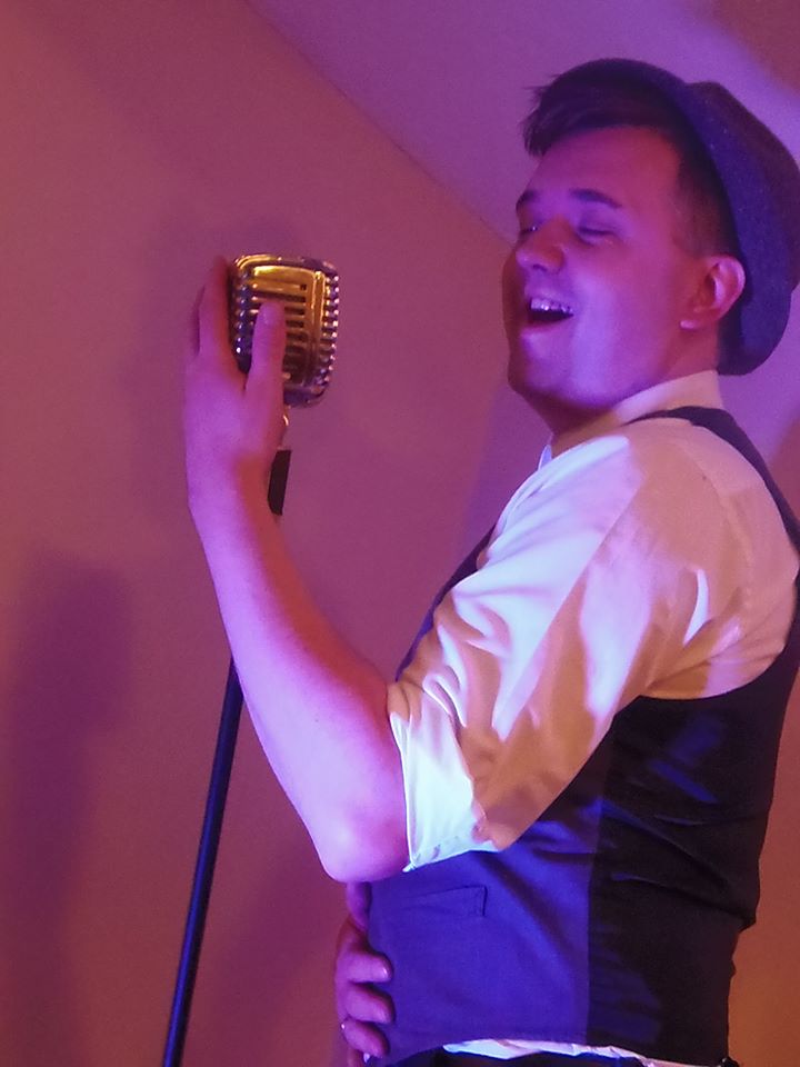 PubonthePier's tweet photo. Pop down to the Pier tonight and listen to the great sounds of Peter Stewart who will be live here every Thursday singing hits from the decades and a good helping of Christmas cheer from 9pm https://t.co/K5ZN1VrPwW
