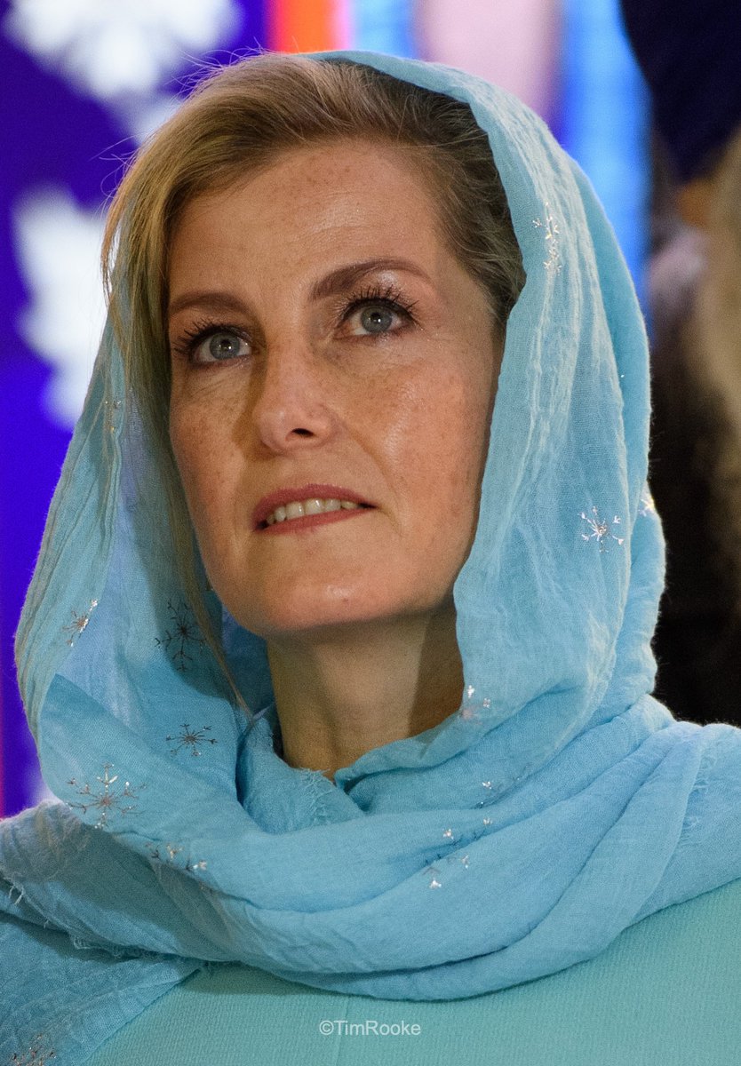 Rookie (@royalfocus1) on Twitter photo 2018-12-06 19:10:44 Royals in head scarves.A few pictures from over the years of royals visiting places of worship around the world #Royals Royals in head scarves.A few pictures from over the years of royals visiting places of worship around the world #Royals