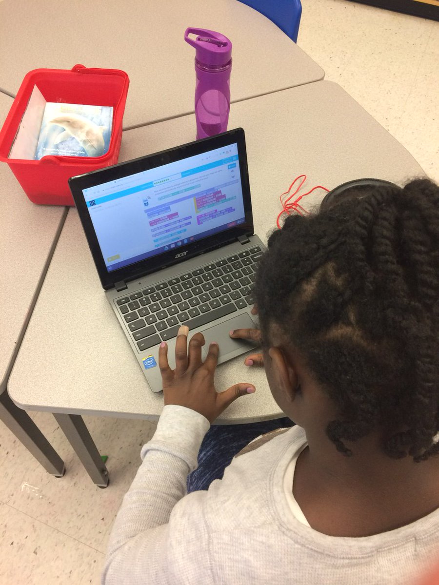 CarolAubrey1's tweet image. Girls LOVE to code. We had a great time learning to code in @ms_bentham class today. @StMichaelOCSB  #clcCodeWeek