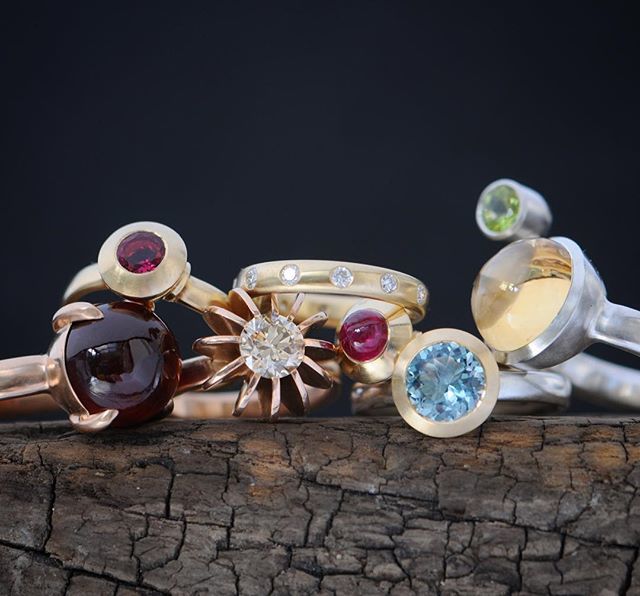 williamwhiteart's tweet image. It’s been a busy few days getting orders completed for Xmas. I thought this little group shot looks very Christmassy!
#gettingordersdone #busybee #offthebench #jewelrybench #contemporaryjewellery ift.tt/2PnDui4