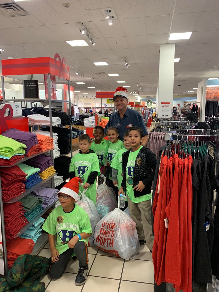 GCW_Eng's tweet photo. Some of our team members used their company-sponsored volunteer hours this morning at the Las Vegas Rotary Club Santa Clothes Drive, helping kids pick out winter clothing and shoes.  #community #volunteer #civilengineering #giveback #rotaryclub #HolidaySpirit https://t.co/HmOiNrOekl