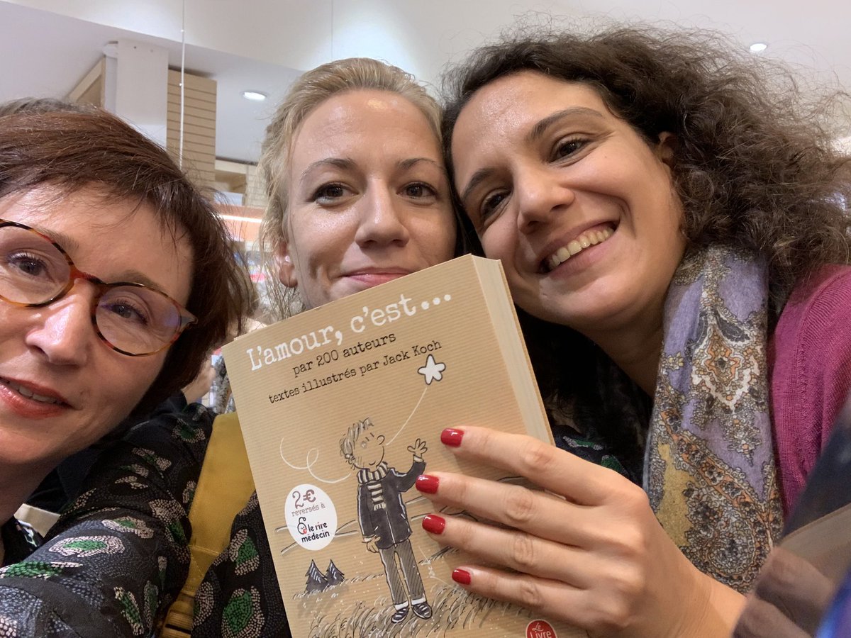 TakTakLilia's tweet photo. 🎉Soirée de lancement @Icigrandsbvd de “L’Amour, c’est ...” par 200 auteurs et illustré par Jack Koch aux Éditions Le Livre de Poche. Un très beau projet qui a vu le jour grâce notamment à @CarolineVallat #sophieloubiere
#lamourcest #jackkoch @livredepoche #amour #livre https://t.co/bCIZJtyCjW
