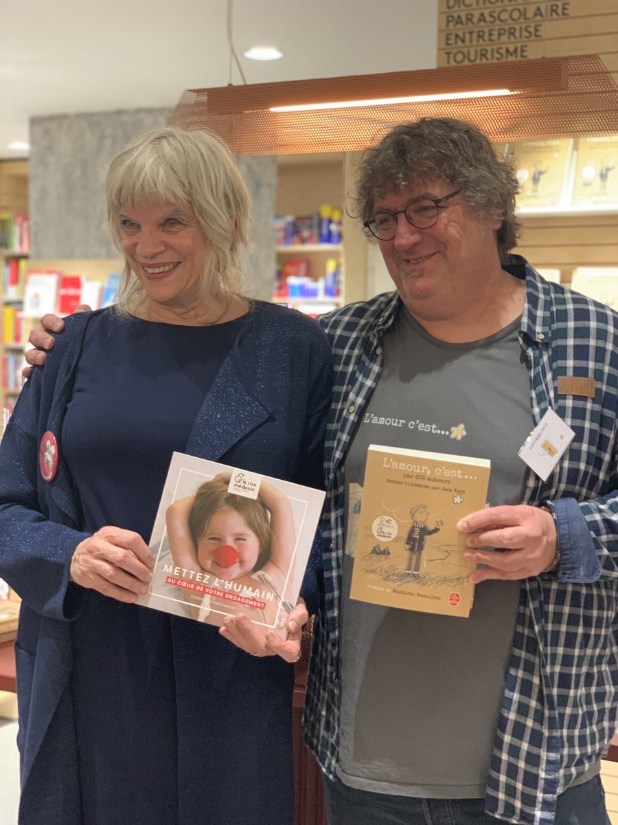 TakTakLilia's tweet photo. 🎉Soirée de lancement @Icigrandsbvd de “L’Amour, c’est ...” par 200 auteurs et illustré par Jack Koch aux Éditions Le Livre de Poche. Un très beau projet qui a vu le jour grâce notamment à @CarolineVallat #sophieloubiere
#lamourcest #jackkoch @livredepoche #amour #livre https://t.co/bCIZJtyCjW