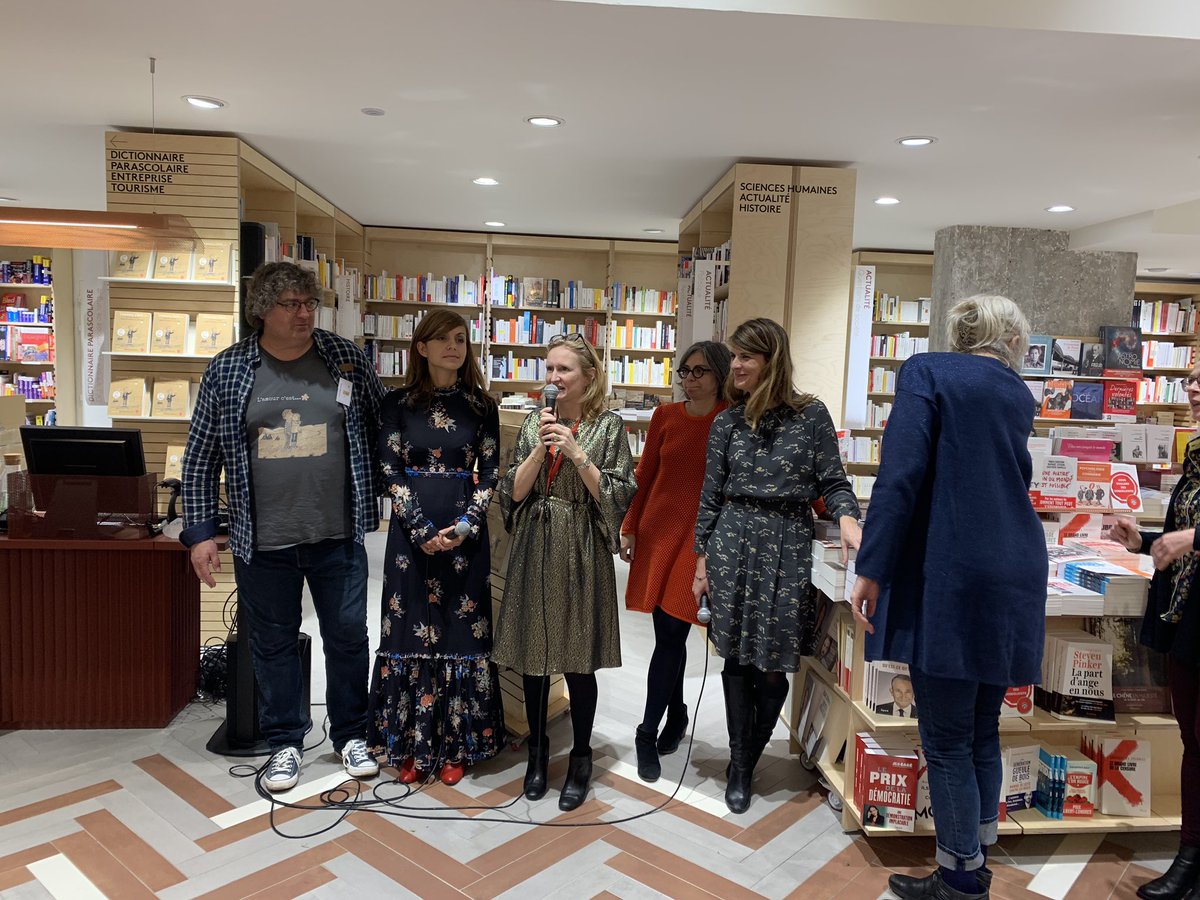 TakTakLilia's tweet photo. 🎉Soirée de lancement @Icigrandsbvd de “L’Amour, c’est ...” par 200 auteurs et illustré par Jack Koch aux Éditions Le Livre de Poche. Un très beau projet qui a vu le jour grâce notamment à @CarolineVallat #sophieloubiere
#lamourcest #jackkoch @livredepoche #amour #livre https://t.co/bCIZJtyCjW